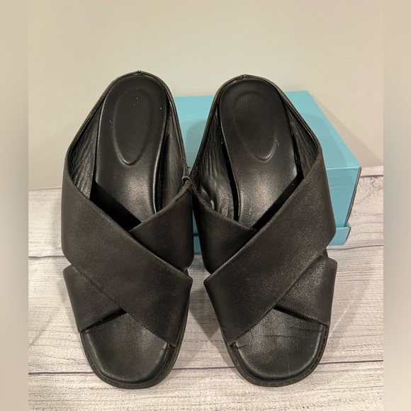 EVOLVE women Chic Black Cross-Strap Sandals/size 6 - Picture 11 of 11